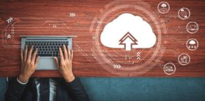Comparação entre arquiteturas serverless e contêineres para escalar aplicações na nuvem com eficiência e segurança.